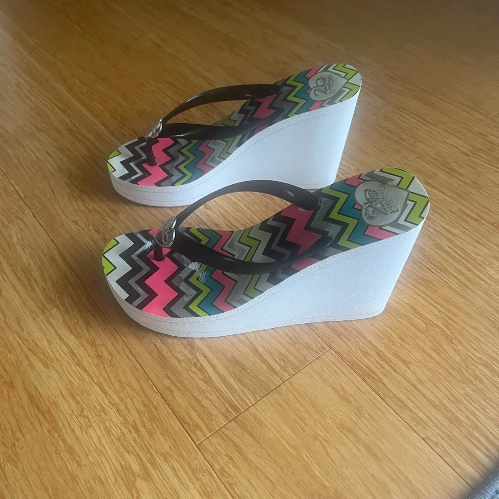 Bebe Chevron Flip Flops with Heart Detail - Picture 3 of 5
